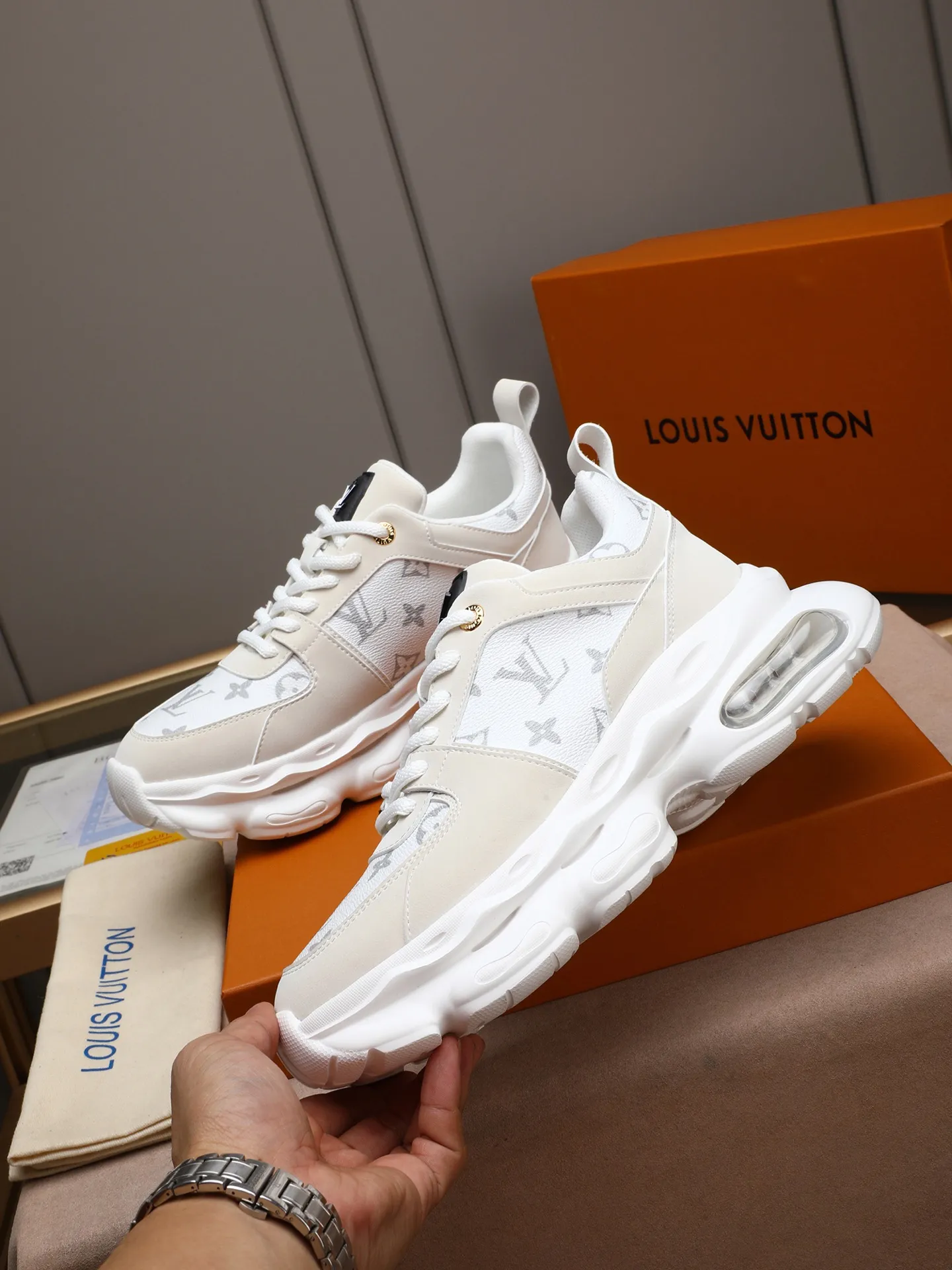 Men's shoes 💰460 [LV] Made of imported L special materials spliced ​​with cowhide and comfortable mesh lining. Private molded foam air cushion outsole, super light and comfortable on the feet! Perfect last shape, generous and fashionable design, 5 colors available! Code number: 38–44 (45 customized